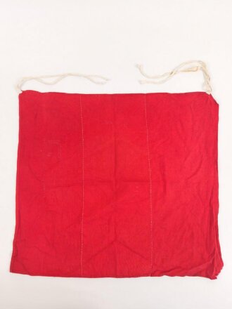 Österreich Fahne, mit hoher wahrscheinlichkeit aus den 1930iger Jahren, stammt aus einem alten Bestand mit vielen Hakenkreuzfahnen und Teilen davon. Maße 55 x 60cm