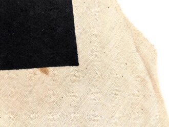 Mittelteil einer Hakenkreuzfahne, das Hakenkreuz gedruckt. Durchmesser etwa 34cm