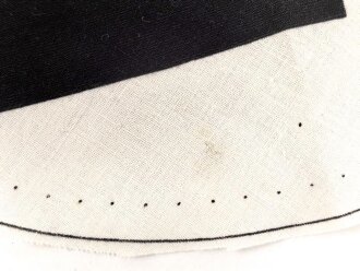 Mittelteil einer Hakenkreuzfahne, das Hakenkreuz gedruckt. Durchmesser etwa 26cm