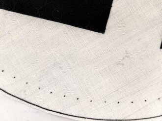 Mittelteil einer Hakenkreuzfahne, das Hakenkreuz gedruckt. Durchmesser etwa 25,5cm