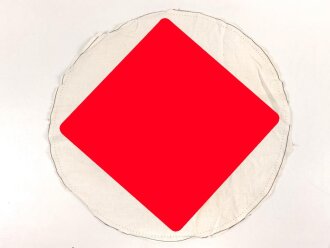 Mittelteil einer Hakenkreuzfahne, das Hakenkreuz gedruckt. Durchmesser etwa 49cm