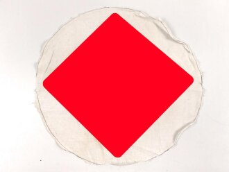 Mittelteil einer Hakenkreuzfahne, das Hakenkreuz gedruckt. Durchmesser etwa 49cm