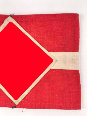 Armbinde für Angehörige der Hitlerjugend, deutlich getragenes Stück