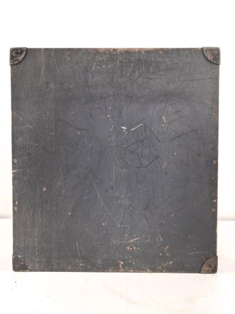 Fernschreibstationskasten Wehrmacht. Maße etwa 43 x 47 x 13cm. Originallack, mit Einsätzen, nicht gereinigtes Stück