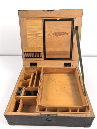 Fernschreibstationskasten Wehrmacht. Maße etwa 43 x 47 x 13cm. Originallack, mit Einsätzen, nicht gereinigtes Stück