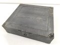 Fernschreibstationskasten Wehrmacht. Maße etwa 43 x 47 x 13cm. Originallack, mit Einsätzen, nicht gereinigtes Stück