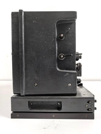 Morse Schreiber 5 Wehrmacht ( M.S. 5 ) Hersteller Rudolf Hell. Original lackiertes Gerät in sehr gutem Gesamtzustand, Funktion nicht geprüft. Nach dem Krieg weiterbenutzt