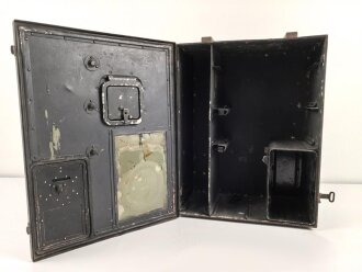 Zubehörtornister zum Tornisterfunkgerät b1 der Wehrmacht. Ungereinigtes Stück , Gehäuse Originallack, Deckel alt überlackiert. Ein Deckelverschluss lose beiliegend