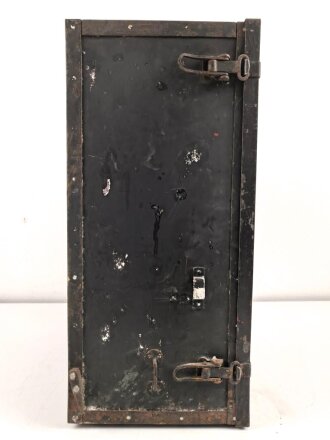Zubehörtornister zum Tornisterfunkgerät b1 der Wehrmacht. Ungereinigtes Stück , Gehäuse Originallack, Deckel alt überlackiert. Ein Deckelverschluss lose beiliegend