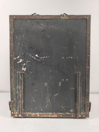 Zubehörtornister zum Tornisterfunkgerät b1 der Wehrmacht. Ungereinigtes Stück , Gehäuse Originallack, Deckel alt überlackiert. Ein Deckelverschluss lose beiliegend