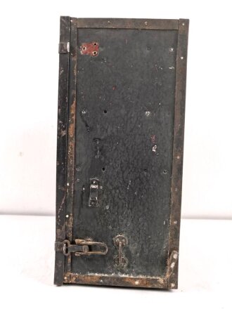 Zubehörtornister zum Tornisterfunkgerät b1 der Wehrmacht. Ungereinigtes Stück , Gehäuse Originallack, Deckel alt überlackiert. Ein Deckelverschluss lose beiliegend