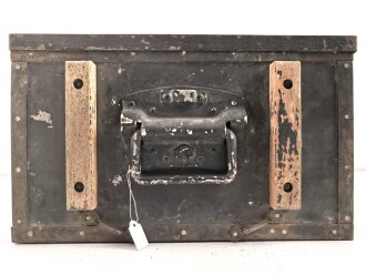 Zubehörtornister zum Tornisterfunkgerät b1 der Wehrmacht. Ungereinigtes Stück , Gehäuse Originallack, Deckel alt überlackiert. Ein Deckelverschluss lose beiliegend