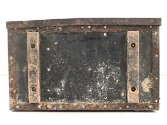 Zubehörtornister zum Tornisterfunkgerät b1 der Wehrmacht. Ungereinigtes Stück , Gehäuse Originallack, Deckel alt überlackiert. Ein Deckelverschluss lose beiliegend