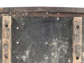 Zubehörtornister zum Tornisterfunkgerät b1 der Wehrmacht. Ungereinigtes Stück , Gehäuse Originallack, Deckel alt überlackiert. Ein Deckelverschluss lose beiliegend