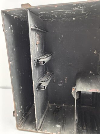 Zubehörtornister zum Tornisterfunkgerät b1 der Wehrmacht. Ungereinigtes Stück , Gehäuse Originallack, Deckel alt überlackiert. Ein Deckelverschluss lose beiliegend