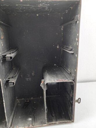 Zubehörtornister zum Tornisterfunkgerät b1 der Wehrmacht. Ungereinigtes Stück , Gehäuse Originallack, Deckel alt überlackiert. Ein Deckelverschluss lose beiliegend