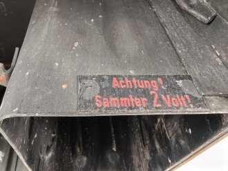 Zubehörtornister zum Tornisterfunkgerät b1 der Wehrmacht. Ungereinigtes Stück , Gehäuse Originallack, Deckel alt überlackiert. Ein Deckelverschluss lose beiliegend