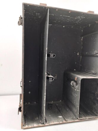 Zubehörtornister zum Tornisterfunkgerät b1 der Wehrmacht. Ungereinigtes Stück , Gehäuse Originallack, Deckel alt überlackiert. Ein Deckelverschluss lose beiliegend