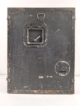 Zubehörtornister zum Tornisterfunkgerät b1 der Wehrmacht. Ungereinigtes Stück , Gehäuse Originallack, Deckel alt überlackiert. Ein Deckelverschluss lose beiliegend