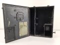 Zubehörtornister zum Tornisterfunkgerät b1 der Wehrmacht. Ungereinigtes Stück , Gehäuse Originallack, Deckel alt überlackiert. Ein Deckelverschluss lose beiliegend