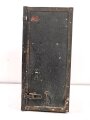 Zubehörtornister zum Tornisterfunkgerät b1 der Wehrmacht. Ungereinigtes Stück , Gehäuse Originallack, Deckel alt überlackiert. Ein Deckelverschluss lose beiliegend
