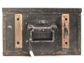 Zubehörtornister zum Tornisterfunkgerät b1 der Wehrmacht. Ungereinigtes Stück , Gehäuse Originallack, Deckel alt überlackiert. Ein Deckelverschluss lose beiliegend