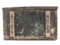 Zubehörtornister zum Tornisterfunkgerät b1 der Wehrmacht. Ungereinigtes Stück , Gehäuse Originallack, Deckel alt überlackiert. Ein Deckelverschluss lose beiliegend