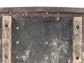 Zubehörtornister zum Tornisterfunkgerät b1 der Wehrmacht. Ungereinigtes Stück , Gehäuse Originallack, Deckel alt überlackiert. Ein Deckelverschluss lose beiliegend