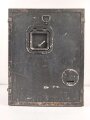 Zubehörtornister zum Tornisterfunkgerät b1 der Wehrmacht. Ungereinigtes Stück , Gehäuse Originallack, Deckel alt überlackiert. Ein Deckelverschluss lose beiliegend