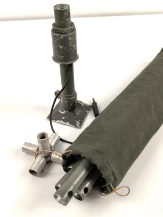 Antenne zum Tornisterfunkgerät b1 der Wehrmacht. Vollständig, in der seltenen Transporttasche. Originallack
