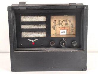Wehrmacht Rundfunkempfänger AEG Batteriesuper 452 Bw. Originallack, optisch sehr gut, der Deckel lose beiliegend, Rückwandschrauben ohne Funktion.Technische Funktion nicht geprüft