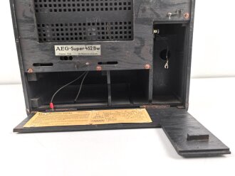 Wehrmacht Rundfunkempfänger AEG Batteriesuper 452 Bw. Originallack, optisch sehr gut, der Deckel lose beiliegend, Rückwandschrauben ohne Funktion.Technische Funktion nicht geprüft