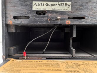 Wehrmacht Rundfunkempfänger AEG Batteriesuper 452 Bw. Originallack, optisch sehr gut, der Deckel lose beiliegend, Rückwandschrauben ohne Funktion.Technische Funktion nicht geprüft