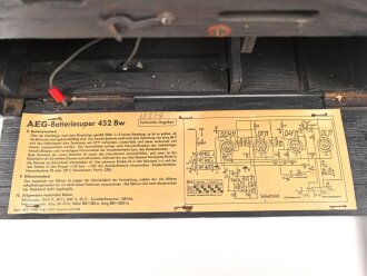 Wehrmacht Rundfunkempfänger AEG Batteriesuper 452 Bw. Originallack, optisch sehr gut, der Deckel lose beiliegend, Rückwandschrauben ohne Funktion.Technische Funktion nicht geprüft