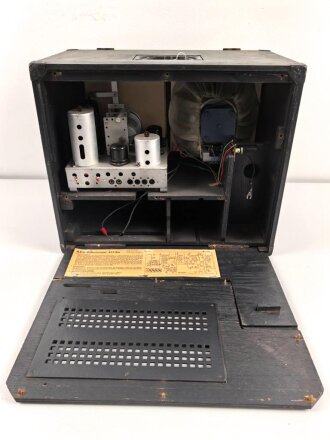 Wehrmacht Rundfunkempfänger AEG Batteriesuper 452 Bw. Originallack, optisch sehr gut, der Deckel lose beiliegend, Rückwandschrauben ohne Funktion.Technische Funktion nicht geprüft