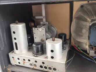Wehrmacht Rundfunkempfänger AEG Batteriesuper 452 Bw. Originallack, optisch sehr gut, der Deckel lose beiliegend, Rückwandschrauben ohne Funktion.Technische Funktion nicht geprüft