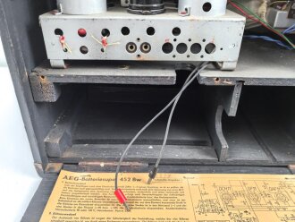 Wehrmacht Rundfunkempfänger AEG Batteriesuper 452 Bw. Originallack, optisch sehr gut, der Deckel lose beiliegend, Rückwandschrauben ohne Funktion.Technische Funktion nicht geprüft