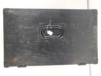 Wehrmacht Rundfunkempfänger AEG Batteriesuper 452 Bw. Originallack, optisch sehr gut, der Deckel lose beiliegend, Rückwandschrauben ohne Funktion.Technische Funktion nicht geprüft
