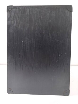 Wehrmacht Rundfunkempfänger AEG Batteriesuper 452 Bw. Originallack, optisch sehr gut, der Deckel lose beiliegend, Rückwandschrauben ohne Funktion.Technische Funktion nicht geprüft