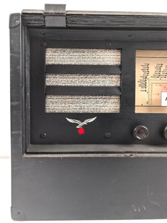 Wehrmacht Rundfunkempfänger AEG Batteriesuper 452 Bw. Originallack, optisch sehr gut, der Deckel lose beiliegend, Rückwandschrauben ohne Funktion.Technische Funktion nicht geprüft