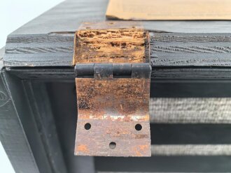 Wehrmacht Rundfunkempfänger AEG Batteriesuper 452 Bw. Originallack, optisch sehr gut, der Deckel lose beiliegend, Rückwandschrauben ohne Funktion.Technische Funktion nicht geprüft