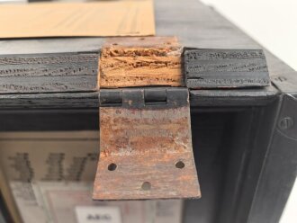 Wehrmacht Rundfunkempfänger AEG Batteriesuper 452 Bw. Originallack, optisch sehr gut, der Deckel lose beiliegend, Rückwandschrauben ohne Funktion.Technische Funktion nicht geprüft