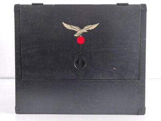 Wehrmacht Rundfunkempfänger AEG Batteriesuper 452 Bw. Originallack, optisch sehr gut, der Deckel lose beiliegend, Rückwandschrauben ohne Funktion.Technische Funktion nicht geprüft