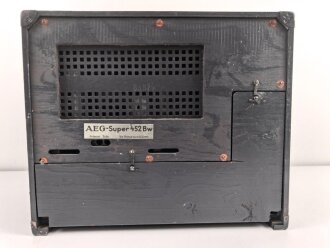 Wehrmacht Rundfunkempfänger AEG Batteriesuper 452 Bw. Originallack, optisch sehr gut, der Deckel lose beiliegend, Rückwandschrauben ohne Funktion.Technische Funktion nicht geprüft
