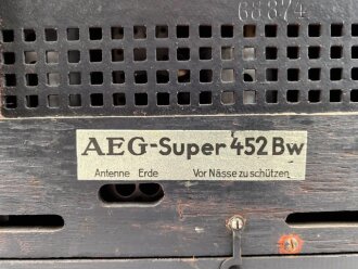 Wehrmacht Rundfunkempfänger AEG Batteriesuper 452 Bw. Originallack, optisch sehr gut, der Deckel lose beiliegend, Rückwandschrauben ohne Funktion.Technische Funktion nicht geprüft