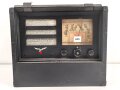 Wehrmacht Rundfunkempfänger AEG Batteriesuper 452 Bw. Originallack, optisch sehr gut, der Deckel lose beiliegend, Rückwandschrauben ohne Funktion.Technische Funktion nicht geprüft