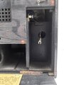 Wehrmacht Rundfunkempfänger AEG Batteriesuper 452 Bw. Originallack, optisch sehr gut, der Deckel lose beiliegend, Rückwandschrauben ohne Funktion.Technische Funktion nicht geprüft