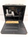 Wehrmacht Rundfunkempfänger AEG Batteriesuper 452 Bw. Originallack, optisch sehr gut, der Deckel lose beiliegend, Rückwandschrauben ohne Funktion.Technische Funktion nicht geprüft