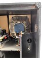 Wehrmacht Rundfunkempfänger AEG Batteriesuper 452 Bw. Originallack, optisch sehr gut, der Deckel lose beiliegend, Rückwandschrauben ohne Funktion.Technische Funktion nicht geprüft