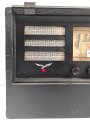 Wehrmacht Rundfunkempfänger AEG Batteriesuper 452 Bw. Originallack, optisch sehr gut, der Deckel lose beiliegend, Rückwandschrauben ohne Funktion.Technische Funktion nicht geprüft